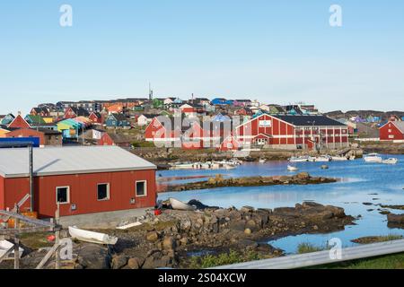 Dieses Bild fängt die Schönheit von Qeqertarsuaq ein, einem abgelegenen Dorf auf der Insel Disko in Westgrönland. Das Dorf bietet atemberaubend Stockfoto