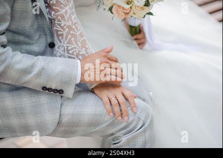 Ein romantischer Moment: Frisch vermähltes Paar in einer zärtlichen Berührung. Stockfoto