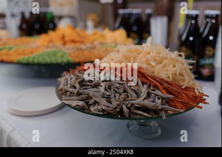 Auswahl an herzhaften Snacks auf einem Buffettisch. Stockfoto