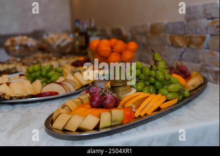 Farbenfrohe Obstteller mit frischem Obst der Saison. Stockfoto