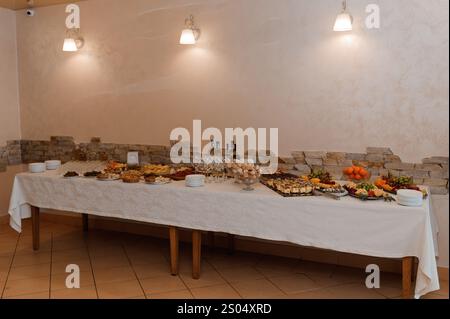 Elegantes Buffet mit verschiedenen Köstlichkeiten und frischem Obst. Stockfoto