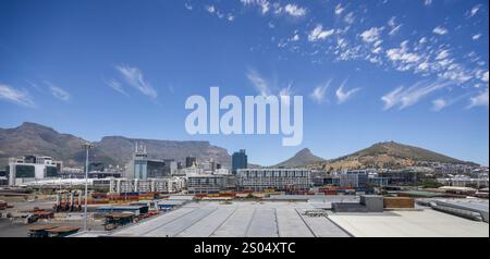Panoramablick auf den Tafelberg vom internationalen Hafen von Kapstadt in Kapstadt, Südafrika am 8. Dezember 2024 Stockfoto