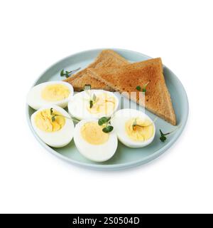 Hälften hartgekochter Eier und Brot isoliert auf weiß Stockfoto