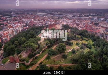 Blick aus der Vogelperspektive auf die mittelalterliche Burg Castelldefels und die umliegende Stadt in der Nähe von Barcelona in Katalonien Spanien Stockfoto