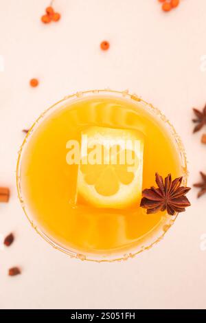 Orangensaft im hohen Glas mit Orangenwürfel und Gewürzen. Flache Lagen Stockfoto