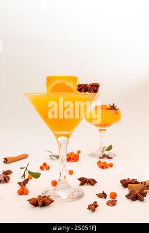 Orangensaft im hohen Glas mit Orangenwürfel und Gewürzen Stockfoto