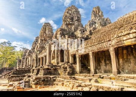Antike Bayon Steintempel mit gemeißelten Steinfassaden, Angkor Thom, Siem Reap, Kambodscha Stockfoto