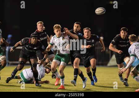 Fin Smith von Northampton Saints und Alex Lozowski von Saracens während des Spiels Saracens gegen Northampton Saints, Gallagher Premieship Round 8 im Ston Stockfoto