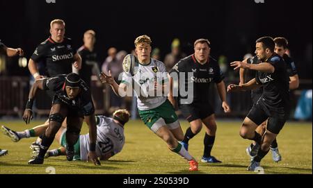Fin Smith von Northampton Saints während des Spiels Saracens gegen Northampton Saints, Gallagher Premieship Round 8 im StoneX Stadium, Barnet, London ON Stockfoto