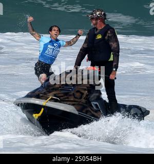 Dezember 2024, Waimea Bay, Haleiwa, Oahu, Hawaii, USA: Geschichte wurde heute geschrieben, als die Salt Air Studios ihren bahnbrechenden Live-Streaming-Kanal Rogue ins Leben riefen. TV, mit dem meistgesehenen Surf-Event, das jemals aufgenommen wurde. L. McNamara sicherte sich den Sieg beim legendären Rip Curl Eddie Aikau Big Wave Invitational und festigte damit ein unvergessliches Debüt für dieses aufregende neue Abenteuer. McNamara's macht es zum dritten Mal in Folge, dass ein Surfer der Oahu North Shore gewonnen hat, benannt nach dem ursprünglichen Rettungsschwimmer Eddie Aikau. Ein weiterer Rettungsschwimmer an der North Shore, L. Shepardson, gewann 2023. North Shore Stockfoto