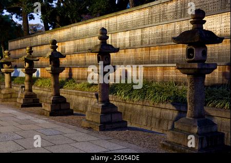 Der Sumiyoshi Taisha-Schrein schützt den Hafen von Osaka und die alten kaiserlichen Hauptstädte Nara und Kyoto. Eine Reihe von Steinlaternen und Spendenplakaten. Stockfoto