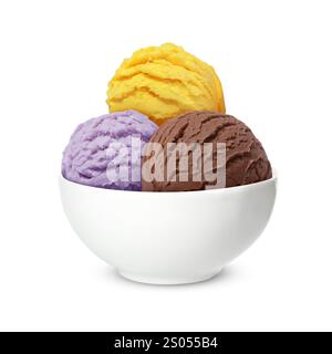 Eiskugeln in der Schüssel auf weißem Hintergrund. Schokoladen-, Mango- und Heidelbeeraromen Stockfoto