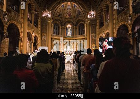 Bangkok, Bangkok, Thailand. Dezember 2024. Am 25. Dezember 2024 in Bangkok, Thailand, erhalten katholische Gläubige die heilige Kommunion während der Weihnachtsmesse in der Himmelfahrt-Kathedrale in Bangkok. (Kreditbild: © Wissarut Weerasopon/ZUMA Press Wire) NUR REDAKTIONELLE VERWENDUNG! Nicht für kommerzielle ZWECKE! Quelle: ZUMA Press, Inc./Alamy Live News Stockfoto