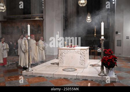 München, Deutschland. Dezember 2024. Kardinal Reinhard Marx (2. Von rechts) steht hinter dem Altar, feiert die Heilige Messe im Münchner Dom und winkt mit dem brennenden Weihrauch. Die Weihnachtsmesse in der Frauenkirche in München ist das weihnachtliche Highlight für Katholiken in Bayern. Quelle: Felix Hörhager/dpa/Alamy Live News Stockfoto