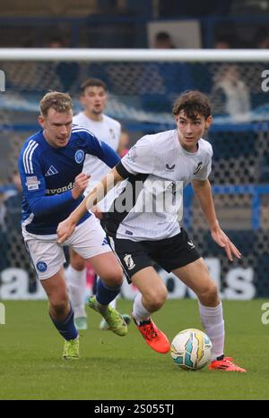 Mourneview Park, Lurgan, County Armagh, Nordirland, Großbritannien. November 2024. Sports Direct Premiership – Glenavon gegen Glentoran. Fußballspieler James Douglas in Aktion. Stockfoto