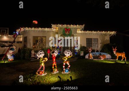 Torrance, Usa. Dezember 2024. Verschlafene hohle Weihnachtslichter in der Nachbarschaft von Torrance. (Foto: Alberto Sibaja/Pacific Press) Credit: Pacific Press Media Production Corp./Alamy Live News Stockfoto