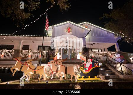 Torrance, Usa. Dezember 2024. Verschlafene hohle Weihnachtslichter in der Nachbarschaft von Torrance. (Foto: Alberto Sibaja/Pacific Press) Credit: Pacific Press Media Production Corp./Alamy Live News Stockfoto