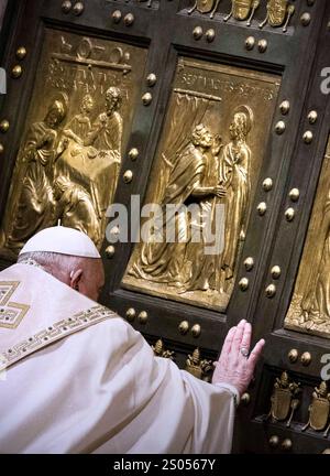 Vatikan, Vatikanstadt. Dezember 2024. Papst Franziskus weiht das Jubiläumsjahr 2025 offiziell mit der feierlichen Öffnung der Heiligen Pforte im Petersdom am Dienstag, den 24. Dezember 2024 in Vatikanstadt ein. Pool Foto von Spaziani/UPI Credit: UPI/Alamy Live News Stockfoto