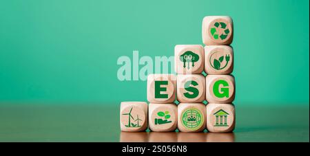 ESG-Konzept von Umwelt, Soziales und Governance. Nachhaltige Unternehmensentwicklung. Holzwürfel mit Zieleinstellung auf ESG-Symbol mit anderem ESG Stockfoto