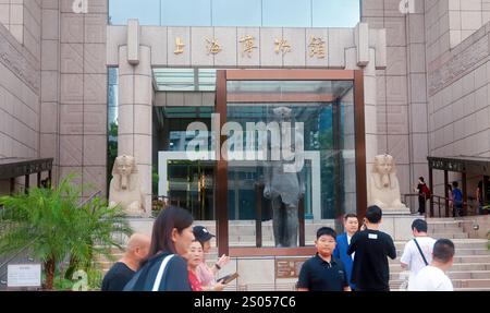 SHANGHAI, CHINA - 26. JULI 2024 - (DATEI) Besucher besuchen eine Ausstellung über der Pyramide: Die Zivilisation des Alten Ägyptens in Shanghai, Stockfoto