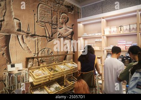 SHANGHAI, CHINA - 26. JULI 2024 - (DATEI) Besucher besuchen eine Ausstellung über der Pyramide: Die Zivilisation des Alten Ägyptens in Shanghai, Stockfoto