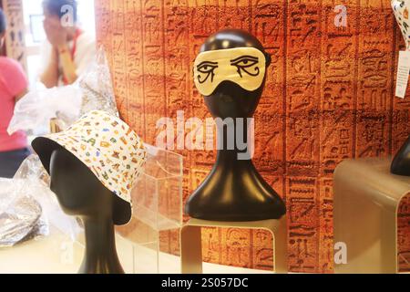 SHANGHAI, CHINA - 26. JULI 2024 - (DATEI) Besucher besuchen eine Ausstellung über der Pyramide: Die Zivilisation des Alten Ägyptens in Shanghai, Stockfoto