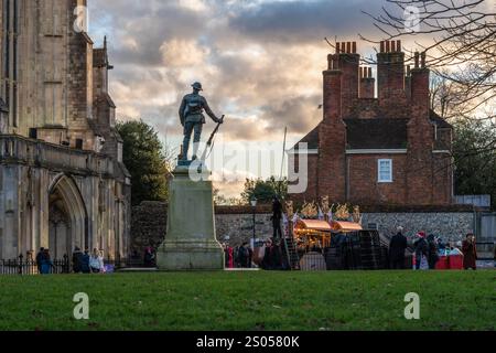 Das King's Royal Rifle Corps war Memorial vor der Kathedrale von Winchester zur Zeit des Winchester Christmas Market im Jahr 2024 in Hampshire, England, Großbritannien Stockfoto