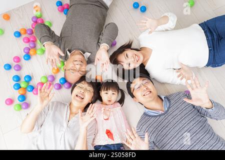 Familie von drei Generationen, die in einem Zimmer liegt Stockfoto