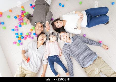 Familie von drei Generationen, die in einem Zimmer liegt Stockfoto