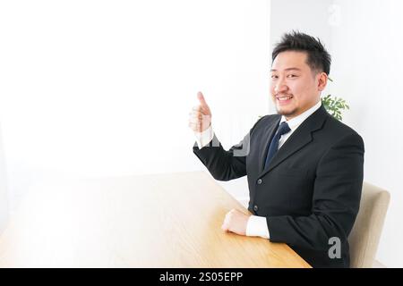 Geschäftsmann unterschreibt das OK-Zeichen Stockfoto