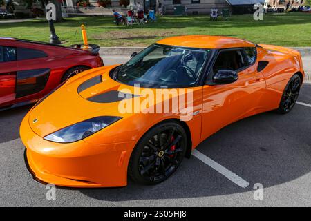 Ein orangener Lotus Evora Sportwagen auf der Fast and Fabulous Car Show in Auburn, Indiana, USA. Stockfoto