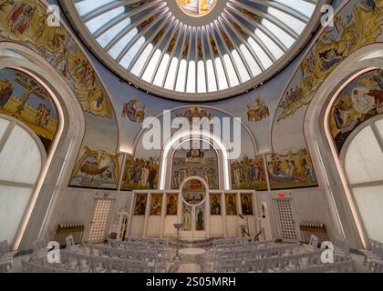 Das reich verzierte Innere der St. Nicholas Greek Orthodox Church & National Shrine in NYC, in einer symmetrischen Komposition mit atemberaubendem Design Stockfoto