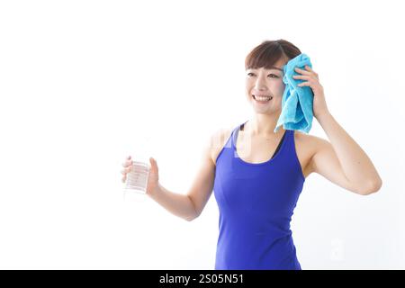 Frau in Sportbekleidung, die Wasser nimmt Stockfoto