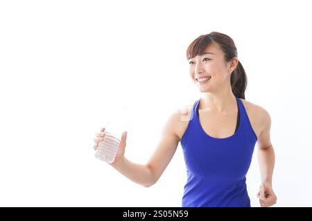 Frau in Sportbekleidung, die Wasser nimmt Stockfoto