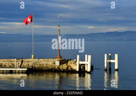 Evian, Frankreich. Dezember 2024. Schweizer Flagge am Genfer See gesehen. (Foto: Romain Doucelin/SOPA Images/SIPA USA) Credit: SIPA USA/Alamy Live News Stockfoto