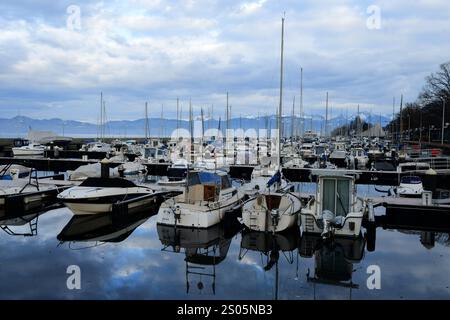 Evian, Frankreich. Dezember 2024. Touristenboote legten am Genfer See an. (Foto: Romain Doucelin/SOPA Images/SIPA USA) Credit: SIPA USA/Alamy Live News Stockfoto