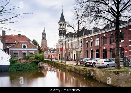 Stadtansichten der mittelalterlichen Stadt mit Kanal, mittelalterlichem Haus und Onze Lieve Vrouwetoren (Kirchturm) Blick auf Amersfoort, Niederlande. Architektur, t Stockfoto