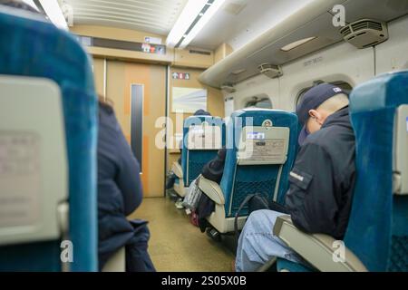 21. Dezember 2024 im Shinkansen-Zug vom Bahnhof Kokura zum Bahnhof Hakata in der Präfektur Fukuoka, Japan. Stockfoto