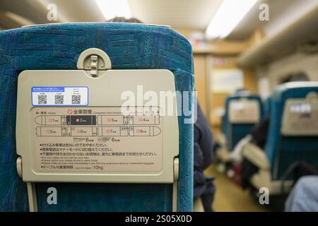 21. Dezember 2024 im Shinkansen-Zug vom Bahnhof Kokura zum Bahnhof Hakata in der Präfektur Fukuoka, Japan. Stockfoto