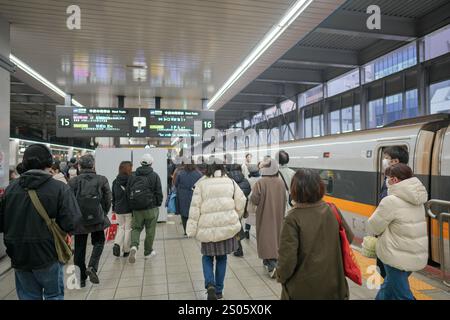 Bahnsteig Shinkansen am Bahnhof Hakata in Hakata Ward, Fukuoka City, Präfektur Fukuoka, Japan am Abend des 21. Dezember 2024. Stockfoto