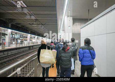 Bahnsteig Shinkansen am Bahnhof Hakata in Hakata Ward, Fukuoka City, Präfektur Fukuoka, Japan am Abend des 21. Dezember 2024. Stockfoto
