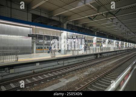 Bahnsteig Shinkansen am Bahnhof Hakata in Hakata Ward, Fukuoka City, Präfektur Fukuoka, Japan am Abend des 21. Dezember 2024. Stockfoto