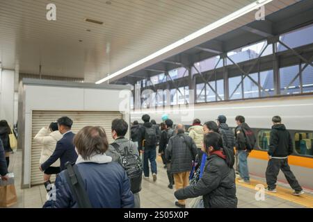 Bahnsteig Shinkansen am Bahnhof Hakata in Hakata Ward, Fukuoka City, Präfektur Fukuoka, Japan am Abend des 21. Dezember 2024. Stockfoto