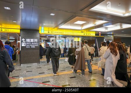 Im Bahnhof Hakata in Hakata Ward, Fukuoka City, Präfektur Fukuoka, Japan am Abend des 21. Dezember 2024. Stockfoto