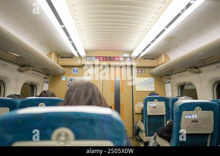 21. Dezember 2024 im Shinkansen-Zug vom Bahnhof Kokura zum Bahnhof Hakata in der Präfektur Fukuoka, Japan. Stockfoto