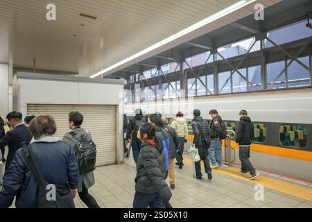 Bahnsteig Shinkansen am Bahnhof Hakata in Hakata Ward, Fukuoka City, Präfektur Fukuoka, Japan am Abend des 21. Dezember 2024. Stockfoto