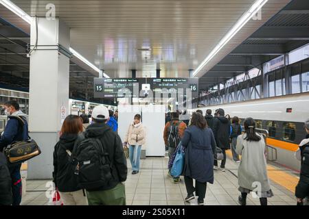 Bahnsteig Shinkansen am Bahnhof Hakata in Hakata Ward, Fukuoka City, Präfektur Fukuoka, Japan am Abend des 21. Dezember 2024. Stockfoto