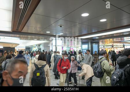 Bahnhof Hakata in Hakata Ward, Fukuoka City, Präfektur Fukuoka, Japan am Abend des 21. Dezember 2024. Stockfoto