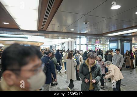 Bahnhof Hakata in Hakata Ward, Fukuoka City, Präfektur Fukuoka, Japan am Abend des 21. Dezember 2024. Stockfoto