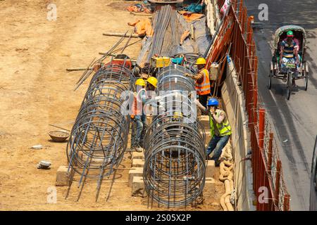 Die Arbeiter bauen Bewehrungskäfige für den ersten Dhaka Elevated Expressway (FDEE) im Gebiet Purana Paltan in Dhaka, Bangladesch, zusammen und zeigen den Fortschritt der Stockfoto